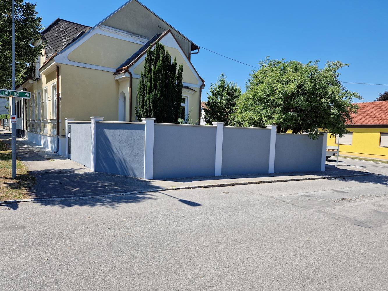 Fertiggstellte Einfriedungsmauer