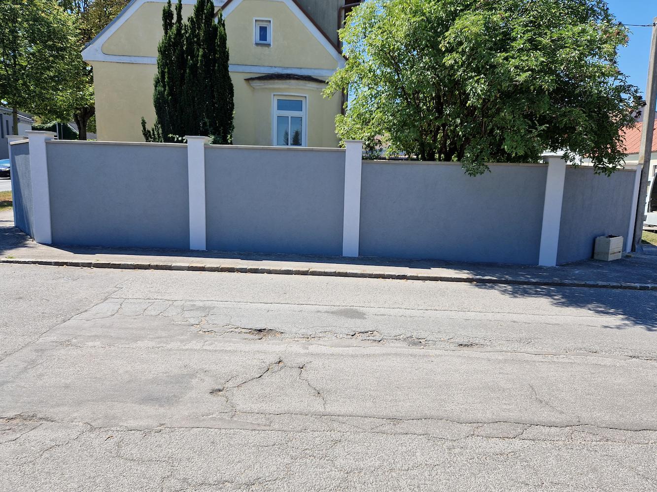 Fertiggstellte Einfriedungsmauer