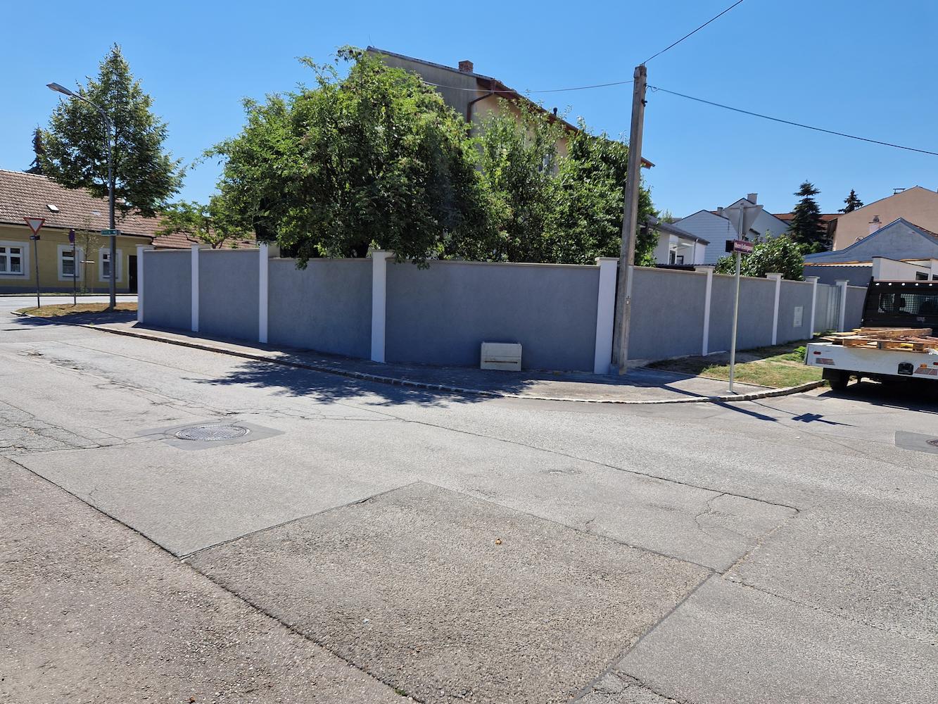 Fertiggstellte Einfriedungsmauer