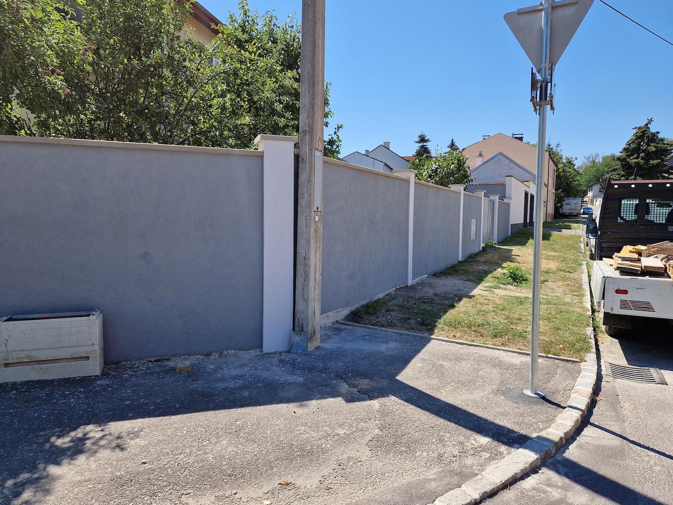 Fertiggstellte Einfriedungsmauer