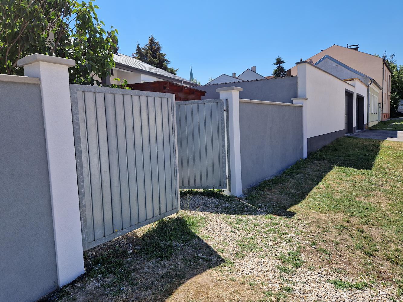 Fertiggstellte Einfriedungsmauer