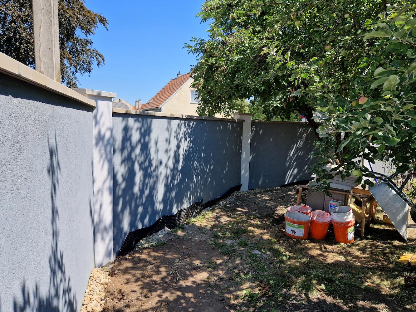 Fertiggstellte Einfriedungsmauer Innenansicht