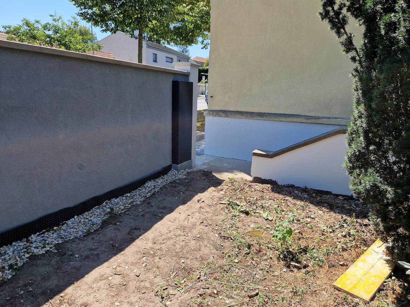 Fertiggstellte Einfriedungsmauer Innenansicht